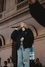 Zo'n 10.000 Angèle-fans kwamen samen op het Muntplein om haar nieuwe single en videoclip met Justice te kijken.