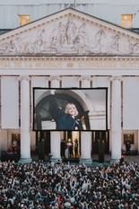 Zo'n 10.000 Angèle-fans kwamen samen op het Muntplein om haar nieuwe single en videoclip met Justice te kijken.