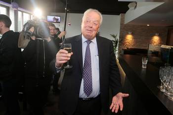 Roger Vanden Stock afscheid als voorzitter RSC Anderlecht met werknemers van de club