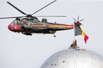 11-04-2008 Alpinisten monteren een belgische vlag bovenop het Atomium met hulp van een Seaking helikopter