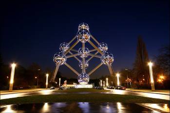 30-08 2010 Atomium by night