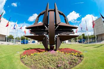 2009 het symbool van de Noordatlantische alliantie voor het NAVO-hoofdkwartier in Evere