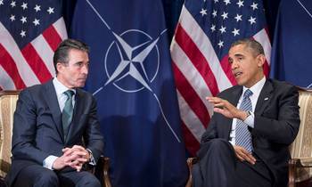 26 maart 2014 President Barack Obama (rechts) en NAVO Secretaris-Generaal Anders Fogh Rasmussen praten over de crisis in Oekraïne