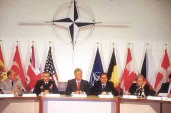 5 mei 1999 Operatie Allied Forces in Joegoslavië en Kosovo werkbezoek van President Clinton aan Navo