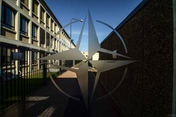 NAVO hoofdkwartier Evere logo buitenzicht