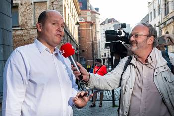 Philippe Close bij BRUZZ-televisiereporter Frank Hoornaert op de dag van de Gemeenteraadsverkiezingen van 2018
