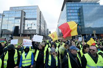 Protestbeweging Gele Hesjes op Brusselse Kleine Ring ter hoogte van de Wetstraat