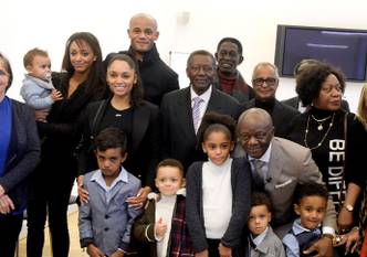 Eedaflegging van Pierre Kompany als burgemeester van Ganshoren in aanwezigheid van zijn zoon Vincent Kompany