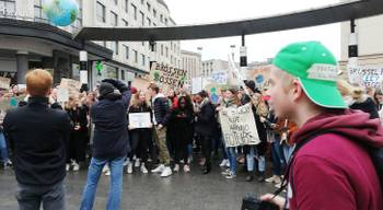 Klimaatspijbelaars aan het Centraal Station op donderdag 17 januari 2019