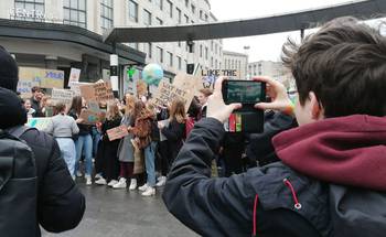 Klimaatspijbelaars aan het Centraal Station op donderdag 17 januari 2019.