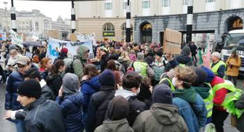 Klimaatspijbelaars aan het Centraal Station op donderdag 17 januari 2019.