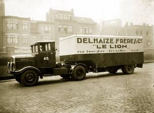 Een vrachtwagen van Delhaize met het opschrijft Rue Osseghem Bruxelles Ouest in 1936