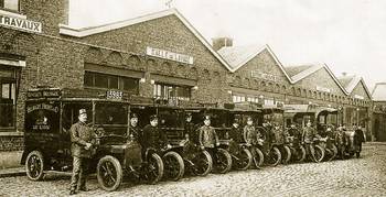 Het wagenpark van Delhaize in 1905 op de site aan de Osseghemstraat in Sint-Jans-Molenbeek