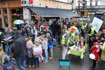 Vrijdag 15 maart 2019, Mabo aan de Vlaamsesteenweg: Filter Café Filtré herneemt haar acties acties aan de schoolpoorten voor betere luchtkwaliteit daar.