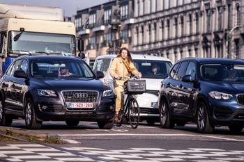 20190328 verkeer auto autos bus vrachtwagen buslaan fietslaan fietser fietsers Sainctelette