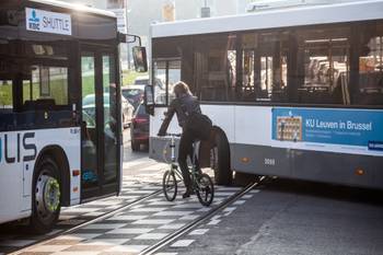 20190328 verkeer mobiliteit plooifiets bus De Lijn fiets fietser fietsers Ijzer Sainctelette