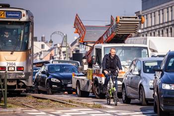 20190328 verkeer mobiliteit plooifiets tram auto autos fiets fietser fietsers Ijzer Sainctelette