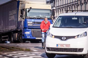 20190329 verkeer vrachtwagen bestelwagen auto autos buslaan fietslaan fietser fietsers Sainctelette