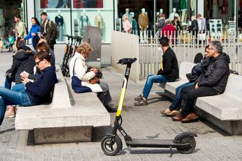 Elektrische deelsteps van Dott op het Muntplein