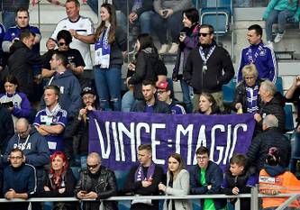 20190523 Supporters tonen met een spandoek dat ze blij zijn met de terugkeer Vincent Kompany naar RSC Anderlecht