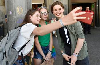 Global strike for future, de laatste klimaatmars van Youth for Climate op 24 mei 2019: selfie met Anuna De Wever