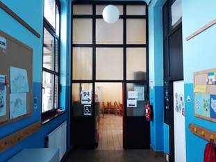 Amper volk 's morgens vroeg aan stembureau school 'Les Cedres', Bosrechterstraat, Watermaal-Bosvoorde