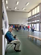 Bescheiden wachtrij in stembureau 87, Neder-Over-Heembeek