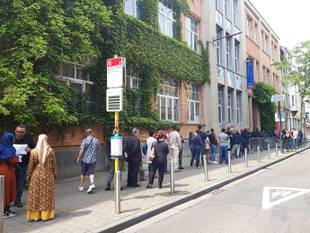Langere rij aan stembureaus in de Henri Frickschool, Braemstraat, Sint-Joost