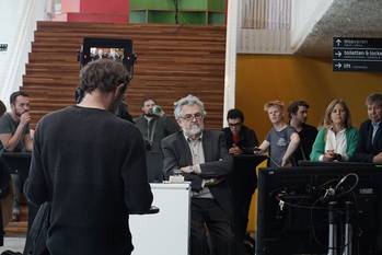 Guy Devroede, analist van de verkiezingsresultaten voor BRUZZ op de verkiezingsshow in Muntpunt op 26 mei 2019