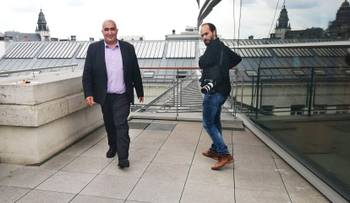 Fouad Ahidar (One.Brussels) op het dakterras van het Brussels Parlement met BRUZZ-fotograaf Kevin Van den Panhuyzen