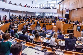 Pierre Kompany (CDh) tijdelijk voorzitter van het Brussels Parlement bij de eedaflegging op 11 juni 2019