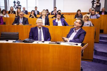 Guy Vanhengel (Open VLD) en Rudi Vervoort (PS) bij de eedaflegging van de nieuwe Brusselse parlementsleden