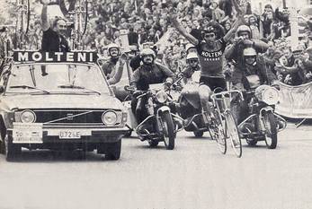 In 1973 wint Eddy Merckx de wielerwedstrijd Parijs-Brussel