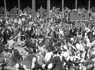 Mei 1945: V-Day de bevrijding van België wordt gevierd in op de Grote Markt in Brussel