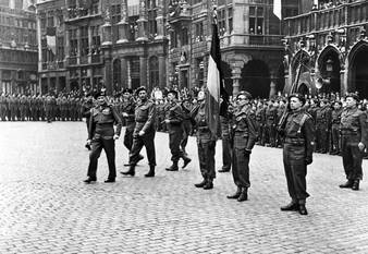 Na de overwinning op Nazi-Duitsland inspecteert maarschalk Montgomery, in 1945, het Belgische leger op de Grote Markt in Brussel