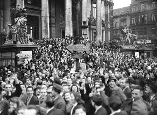 8 mei 1945: V-day, de bevolking viert de overwinning op Nazi-Duitsland aan de Beurs