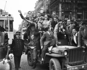 8 mei 1945 V-day, de bevolking viert de overwinning op Nazi-Duitsland met de bevrijdende soldaten