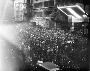 8 mei 1945 V-day, de bevolking viert de overwinning op Nazi-Duitsland op de Anspachlaan