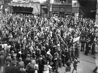 8 mei 1945: V-day, de bevolking viert de overwinning op Nazi-Duitsland op de Anspachlaan in Brussel