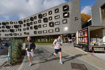 Oktober 2015: de VUB financiert uitbreiding (hier het sporthotel, U-Residence) van de campus Pleinlaan/Generaal Jacqueslaan met obligaties