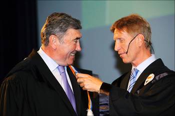 Uitreiking van een eredoctoraat van de VUB aan wielrenner Eddy Merckx door rector Paul De Knop in 2011