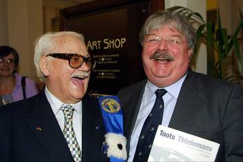 11 december 2001: eredoctoraat (doctor honoris causa) van de Vrije Universiteit Brussel (VUB) voor de Brusselse jazzlegende Toots Thielemans in aanwezigheid van zijn neef Freddy Thielemans