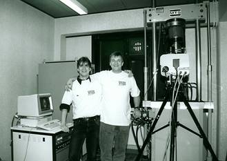 Het Labo Burgerlijke Bouwkunde met professor Danny Van Hemelrijck en een collega of een student op de opendeurdag naar aanleiding van 25 jaar VUB op 25 maart 1995.