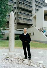 6 mei 2000: Bart Soubry bij zijn kunstwerk getiteld "Fin de Siècle", onthuld ter gelegenheid van 30 jaar VUB, campus Oefenplein.