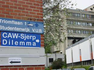 8 oktober 2003: gebouw K, wegwijzers naar "Triomflaan 1 Studentenwijk VUB" en "CAW-Sjerp Dilemma", campus Oefenplein