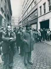 Faillissement De Standaard straatprotest in 1976 onder leiding van directeur-generaal van de nv Hoste, uitgever Het Laatste Nieuws, Albert Maertens