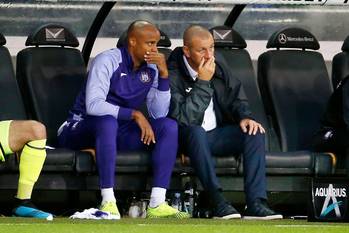 Speler-manager Vincent Kompany en hoofdcoach Simon Davies tijdens de door RSC Anderlecht verloren wedstrijd tegen Club Brugge op 22 september 2019
