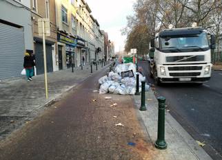 22 november 2019: vuilniszakken op en langs het fietspad aan de Poincarélaan