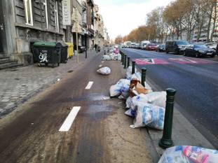 22 november 2019: vuilniszakken stapelen zich op aan het fietspad op de Poincarélaan door de acties van Net Brussel