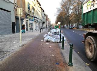 22 november 2019: door de acties van Net Brussel blijven vuilniszakken liggen op en langs het fietspad op de Poincarélaan